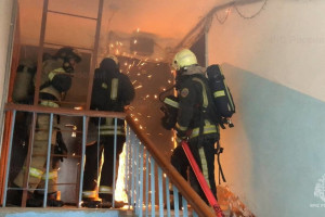 Пожар в пятиэтажке в Коврове тушили 20 спасателей