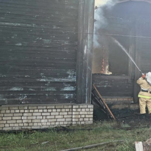 В поселке под Меленками разгорелся мощный пожар