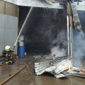 В Муроме мощный пожар охватил автосервис