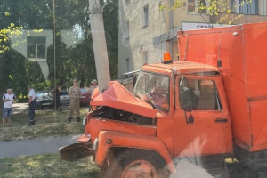 Во Владимире у здания мэрии машина аварийной службы врезалась в столб