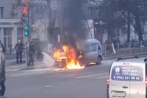Полыхающую на дороге легковушку во Владимире сняли на видео