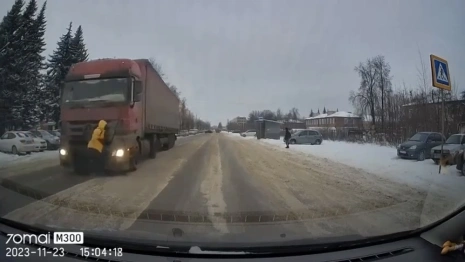 Фура сбила подростка на зебре в Муроме: момент попал на видео