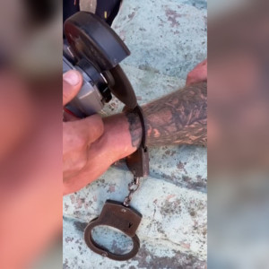 В Коврове рука задержанного мужчины застряла в наручниках