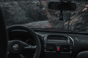 Во Владимирской области москвич угнал авто и врезался в железнодорожный шлагбаум
