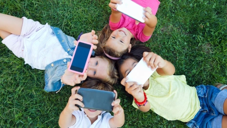 Большинство жителей ЦФО хотят использовать цифровых помощников для защиты детей