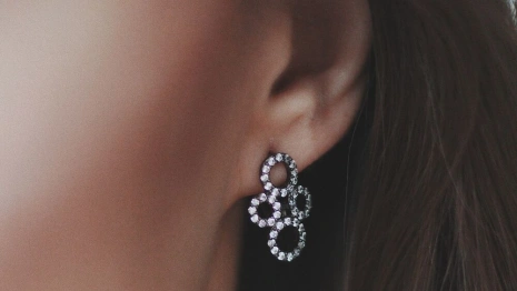 В Покрове мужчина сорвал серьги с ушей незнакомки