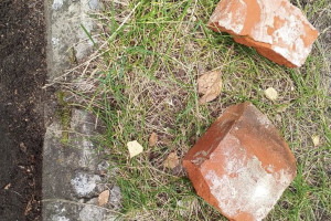 В Лакинске мужчина разбил дорогостоящий Mercedes кирпичом