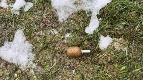 Жители Коврова заметили гранату на детской площадке