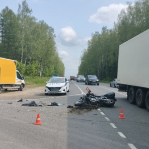 Мотоциклист попал в больницу после столкновения с грузовиком в Александровском районе