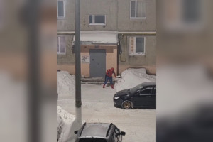 Во Владимире мужчина в костюме Человека-паука вышел чистить снег