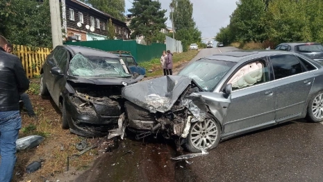 Во Владимирской области две машины столкнулись лоб в лоб 