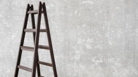 В Гусь-Хрустальном продавец-кассир отсудила деньги у работодателя за падение с лестницы