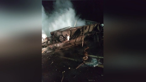 На М-7 Волга под Ковровом фургон влетел в столб и загорелся
