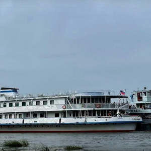 Следовавший из Мурома круизный теплоход получил пробоину: пассажиров эвакуировали