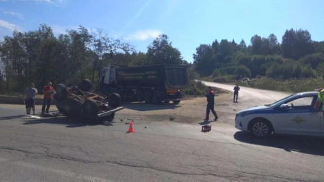 Во Владимирской области ВАЗ влетел под грузовик: есть погибший