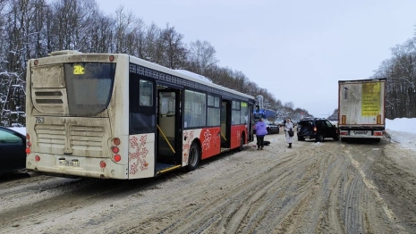 Во Владимире иномарка влетела в автобус 20-го маршрута
