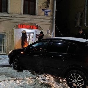 Во Владимире автомобилистка на Opel Astra влетела в цветочный магазин