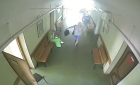 Во Владимире бывший адвокат ударил женщину пакетом в здании суда