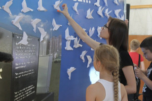 Во Владимире изготовили бумажных журавликов в память о погибших детях Донбасса