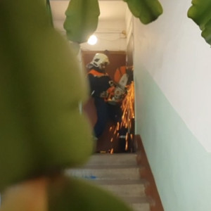 В Коврове спасатели вскрыли бензорезом квартиру 90-летней старушки