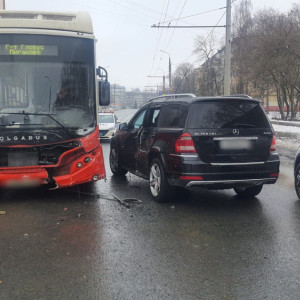 Во Владимире легковушка влетела в автобус №20