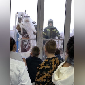 В Коврове Дед Мороз поднялся к маленьким пациентам на автовышке