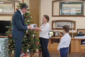 Владимирский губернатор подарил фотоаппарат и шведскую стенку юным жителям Камешково