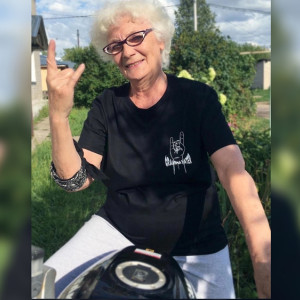 78-летняя «бабушка-хейтер» из Владимирской области покорила интернет реакциями на клипы