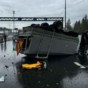Во Владимирской области на платнике М-12 иномарка влетела в большегруз