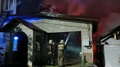 Во Владимирской области огонь охватил два жилых дома
