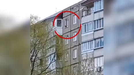 Во Владимире ребенок свесился из окна 9 этажа