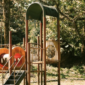 Во Владимирской области детей оставили играть на опасной площадке