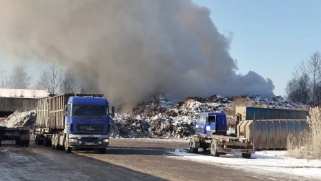 Пожар на станции сортировки мусора в Гусь-Хрустальном разгорелся до 700 квадратов
