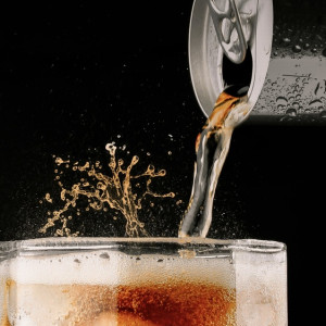 В Госдуме в первом чтении приняли закон о запрете продажи энергетиков детям