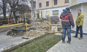 У Вокзального спуска во Владимире пробили трубу во время установки фонарей