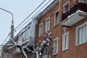 Во Владимире усилили контроль за сосульками на крышах в Октябрьском районе