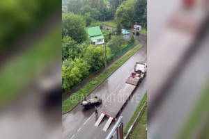 Во Владимирской области машина слетела с эвакуатора и перевернулась