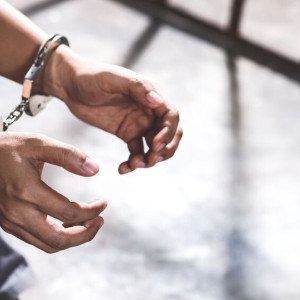 Житель Коврова пристегнул себя к батарее, чтобы не пить