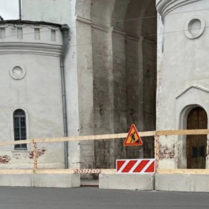 Во Владимире у Золотых ворот на время реставрации перекрыли полосу движения