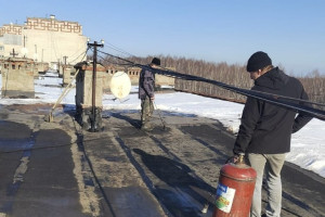 В Вязниках оставшегося без матери ребенка вынудили жить в доме с протекающей крышей