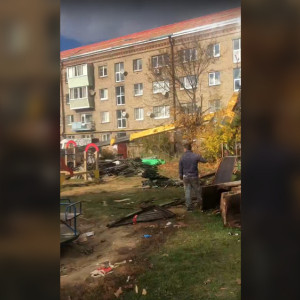 Во Владимирской области автокран с мусором упал на детскую площадку