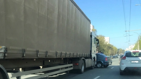 Во Владимире на проспекте Ленина столкнулись фура и легковушка