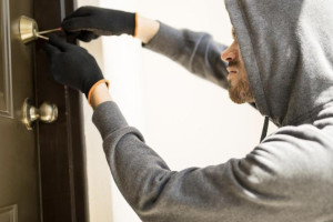 В Юрьев-Польском хозяйка квартиры задержала 44-летнего пьяного грабителя