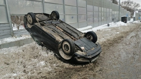 Во Владимире легковушка влетела в шумозащитный экран