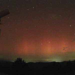 В десятке регионов России небо озарило ярко алое сияние