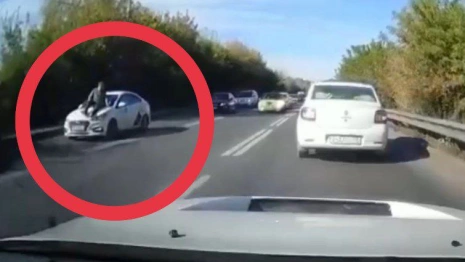 Во Владимирской области мужчина запрыгнул на капот ехавшего такси