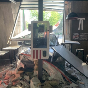 Во Владимире иномарка протаранила стену KFC