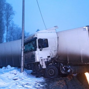 Фура улетела в кювет на трассе М-7 во Владимирской области