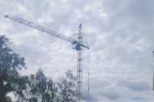 В Коврове рядом с детсадом работал неисправный башенный кран