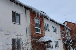 В Суздальском районе крыши 20 многоквартирных домов очистили от снега и наледи